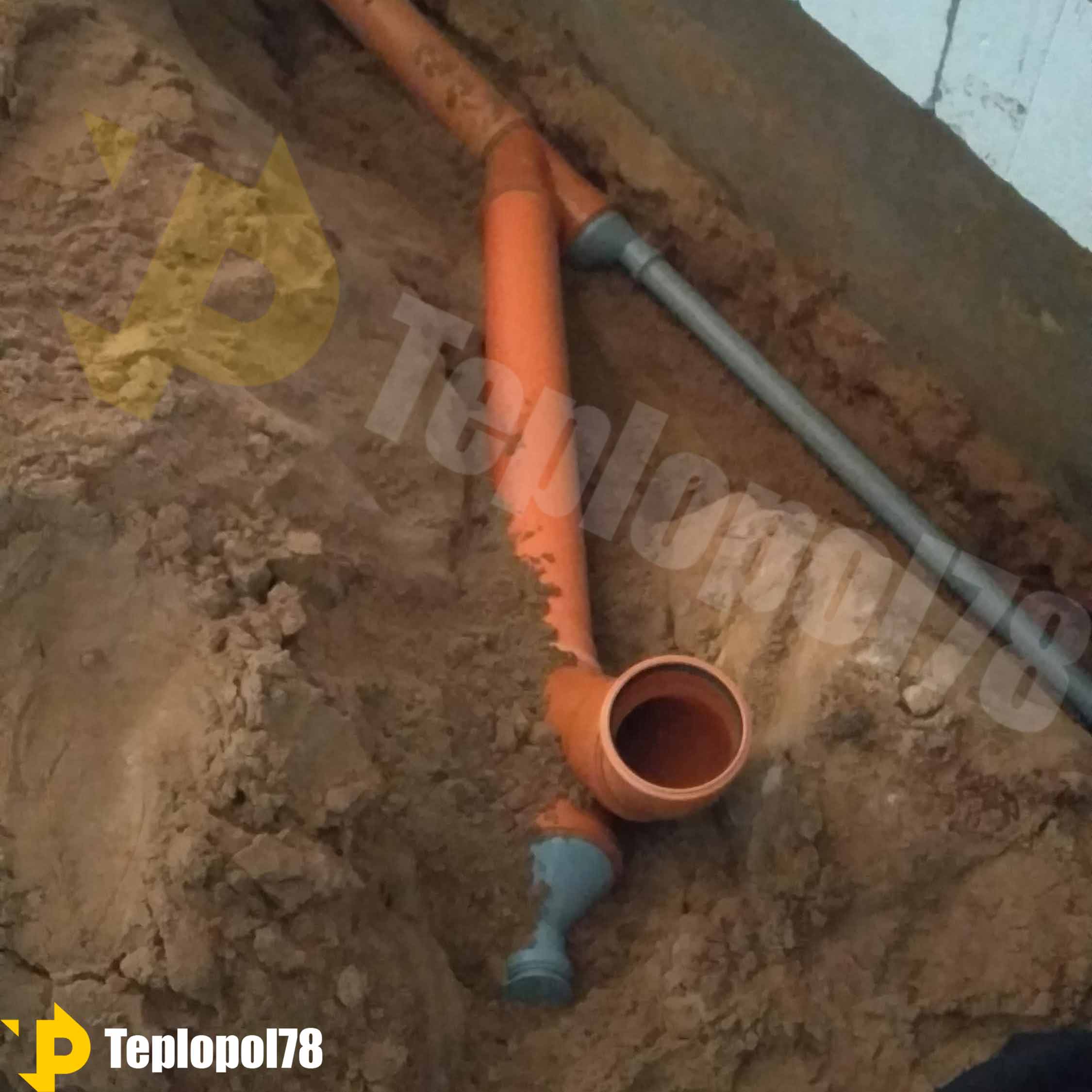Укладка фановой водоотведения с необходимым уклоном.