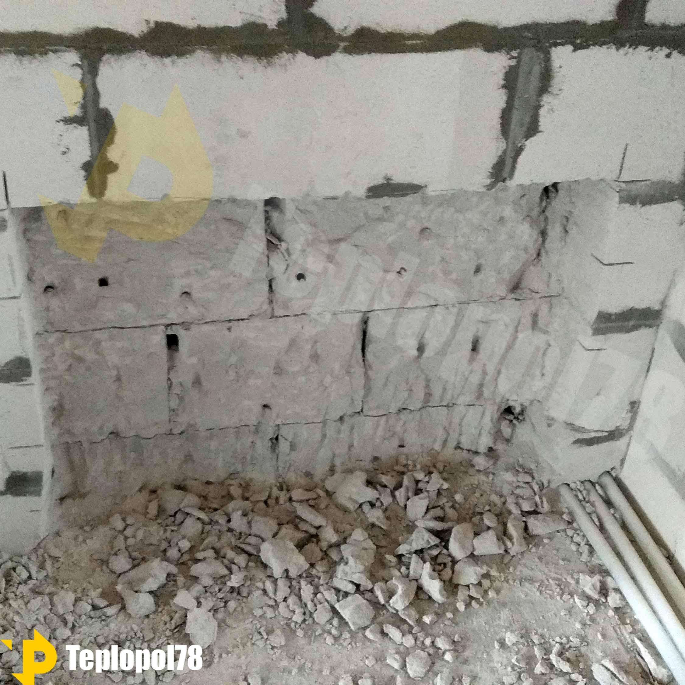 Вырезали в газобетоне ниши, чтобы разместить врезные коллекторные группы для теплых полов